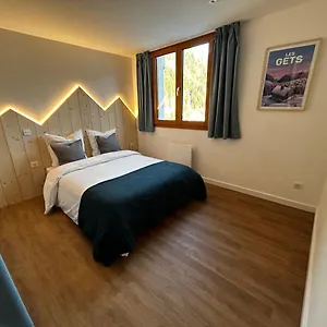 https://magnifique-vue-pistes-1-min-parking-priv.hotels-rhonealpes.com
